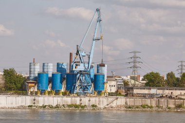 Sanayi dock vinç ve silolar ile