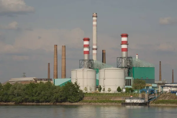 Facilități industriale lângă râu — Fotografie, imagine de stoc