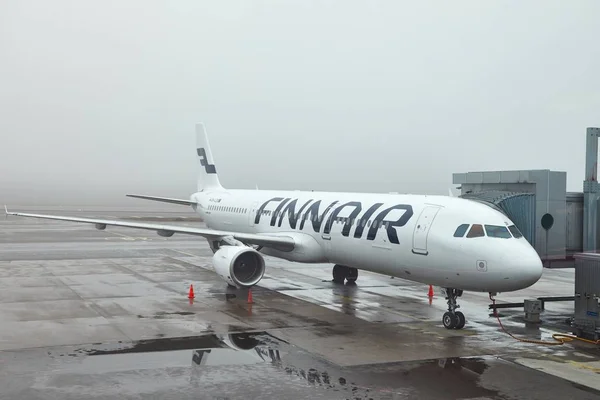 Avión Finnair en el aeropuerto — Foto de Stock