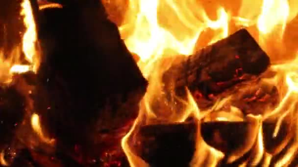 Las llamas de una chimenea — Vídeo de stock