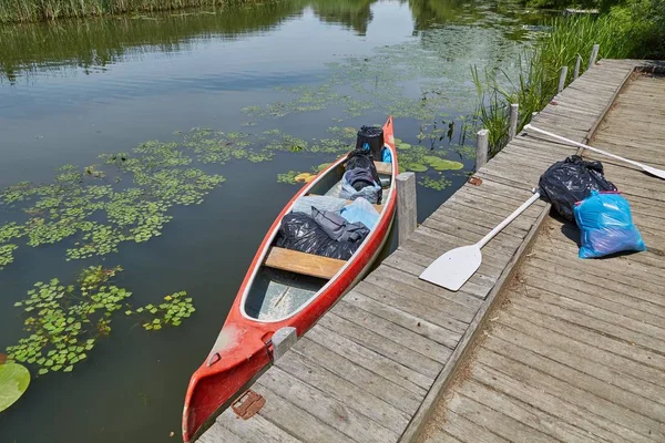 Canoe on the riverside — Stock Photo, Image