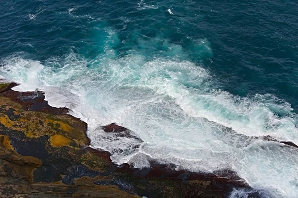 Onde che colpiscono la riva — Foto Stock