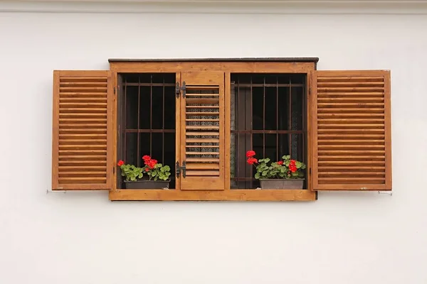 Vecchia finestra della casa — Foto Stock