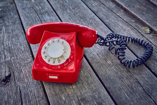 Παλιό τηλέφωνο πάνω σε ξύλινες σανίδες — Φωτογραφία Αρχείου