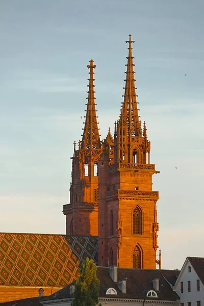 Torens van de kathedraal in de zonsondergang — Stockfoto