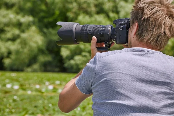 Fotógrafo en la naturaleza — Foto de Stock