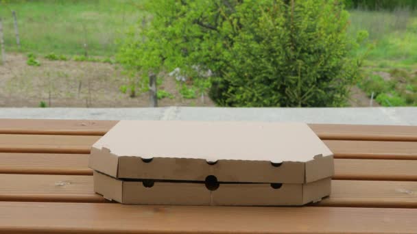Целая пицца в коробке — стоковое видео