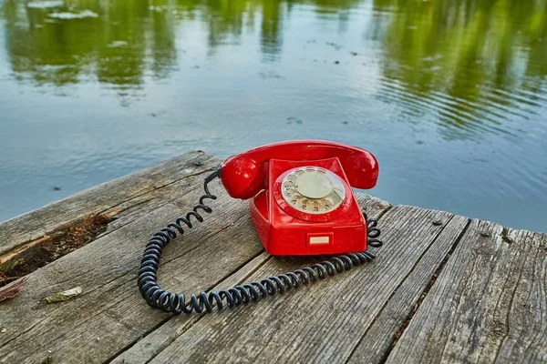 Vecchio telefono in natura — Foto Stock