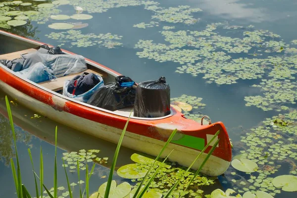 Canoa a orillas del río — Foto de Stock