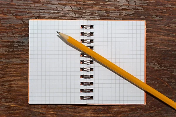 Caderno com lápis — Fotografia de Stock