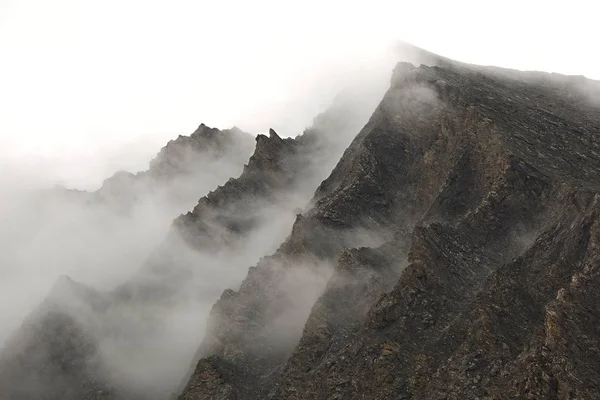 Mountain cliffs in fog — Stock Photo, Image