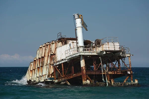 Estructura industrial deteriorada —  Fotos de Stock