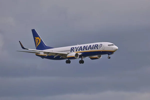 Avião pousando em tempo nublado — Fotografia de Stock