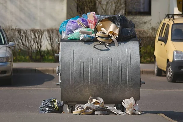 Garbage Container Full, Overflowing — Stock Photo, Image