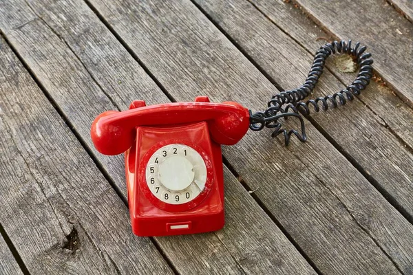 Vieux téléphone sur des planches en bois — Photo