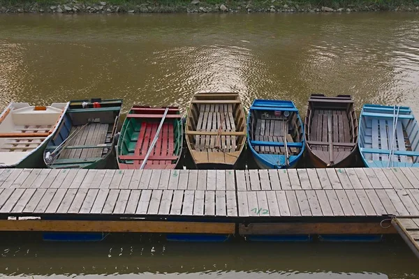 Vissersboten op een pier — Stockfoto