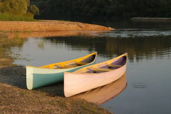 Kanoter på Riverside — Stockfoto