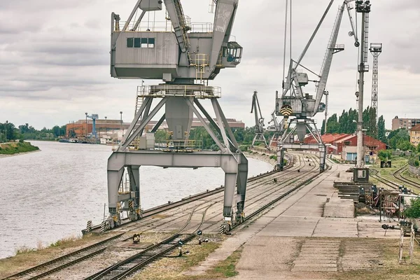 Muelle con grúas — Foto de Stock