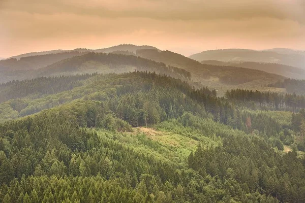 Холмистый пейзаж в сумерках — стоковое фото