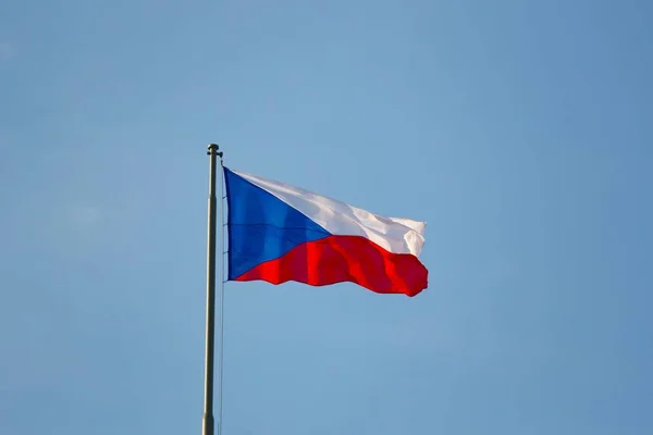 Чешский флаг на ветру — стоковое фото