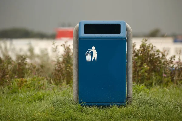 Soptunna i en park — Stockfoto