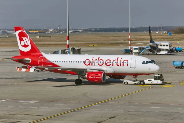 Vliegtuig op de luchthaven — Stockfoto