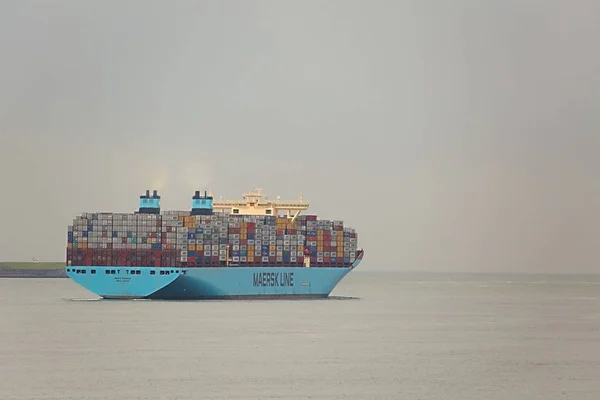 Obrovská kontejnerová loď — Stock fotografie