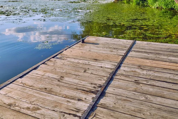 Детали пирса у озера — стоковое фото