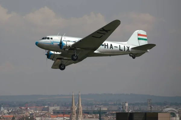 Old aircraft over a city — Stock Photo, Image