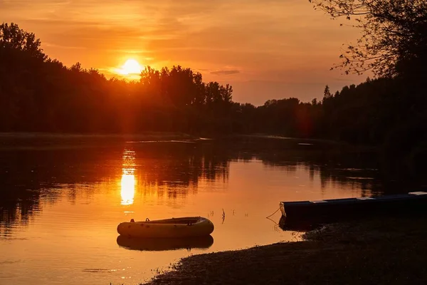 Puesta de sol sobre un río — Foto de Stock