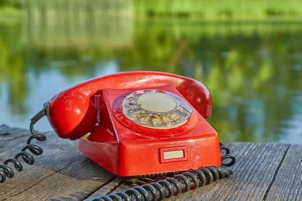 Vecchio telefono in natura — Foto Stock