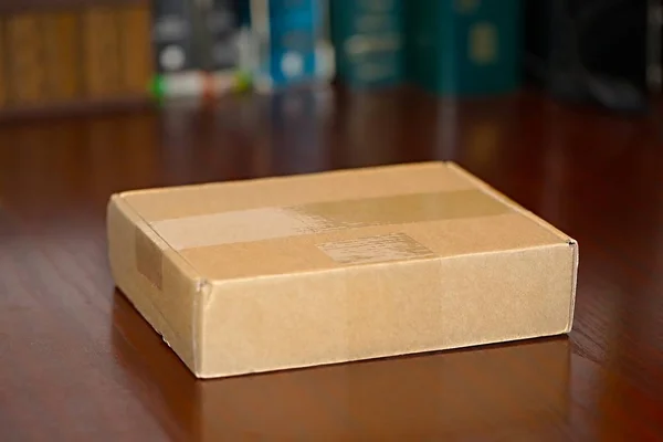 Caja de cartón sobre una mesa —  Fotos de Stock