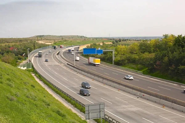 Autobahn mit wenig Verkehr — Stockfoto