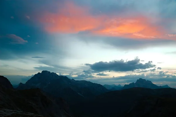 Dolomiterna bergslandskap i skymningen — Stockfoto