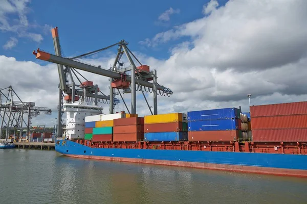 Containerschiff im Hafen — Stockfoto