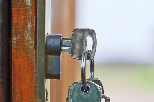 Open tuin poort met sleutel — Stockfoto