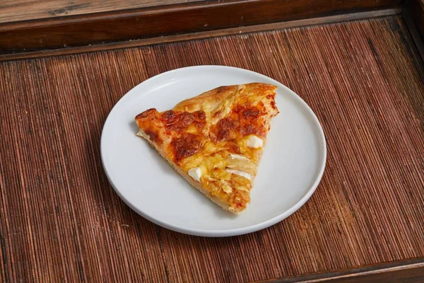 Rebanada de pizza en un plato —  Fotos de Stock