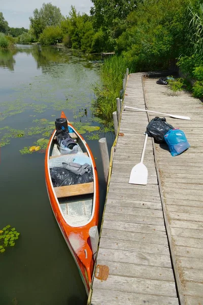 Canoa sul lungofiume — Foto Stock