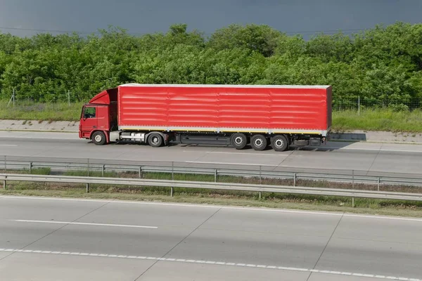 LKW auf der Autobahn — Stockfoto
