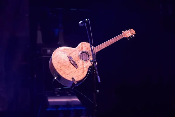 Guitarra acústica en el escenario — Foto de Stock