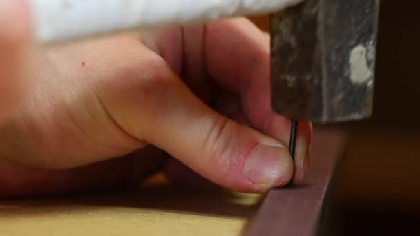 Прибивание деревянной мебели — стоковое видео