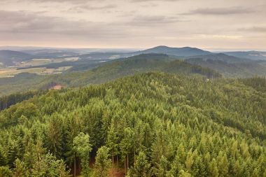 alacakaranlıkta dağlık manzara