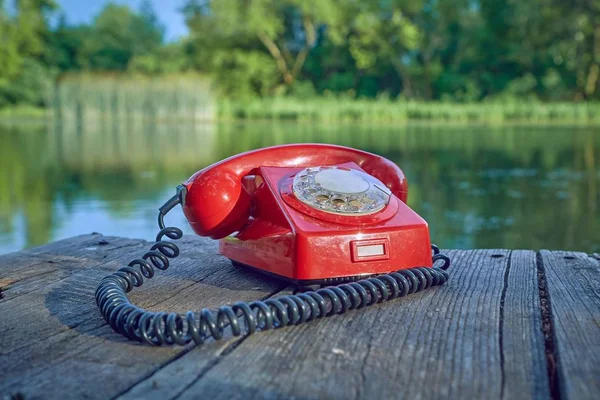 Vecchio telefono in natura — Foto Stock