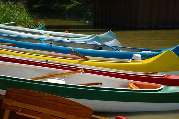 Canoas en la orilla del río — Foto de Stock