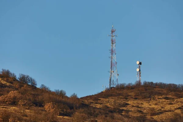 Tepedeki verici kuleleri — Stok fotoğraf