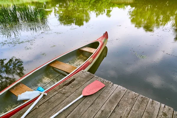 Canoë au bord de la rivière — Photo