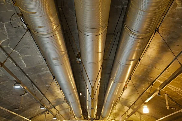 Tuberías industriales en un túnel —  Fotos de Stock