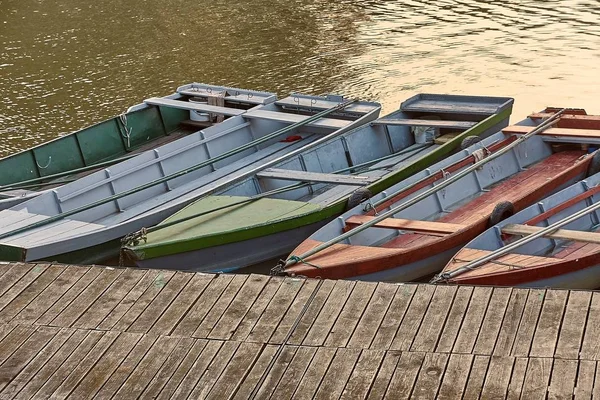 Barcos de pesca em um cais — Fotografia de Stock