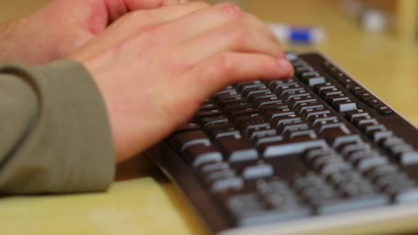 Tippen auf einer Tastatur — Stockvideo