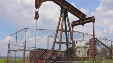 Petrol kuyusu bir peyzaj üzerinde